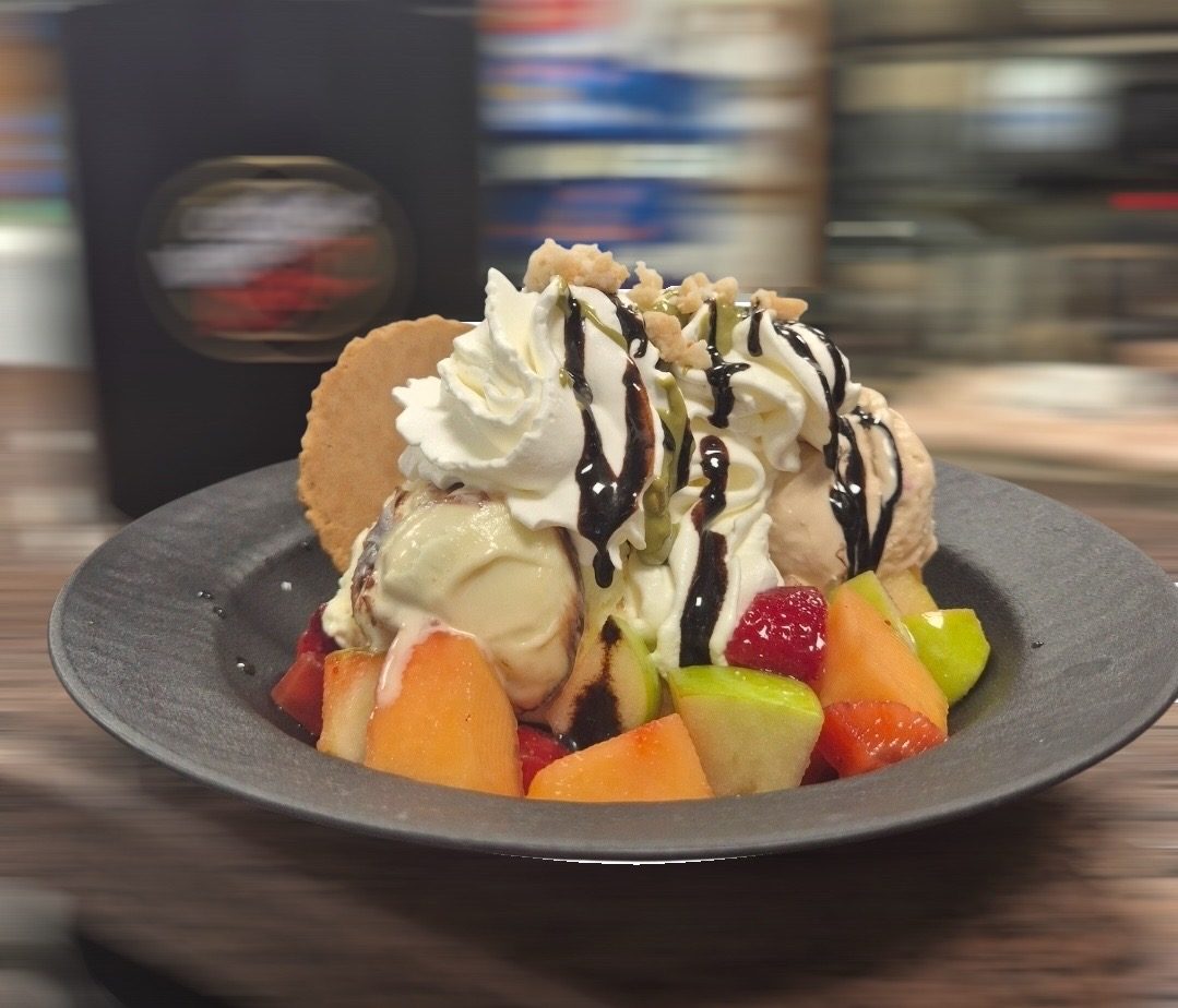 Fragole e Macedonia con gelato o panna