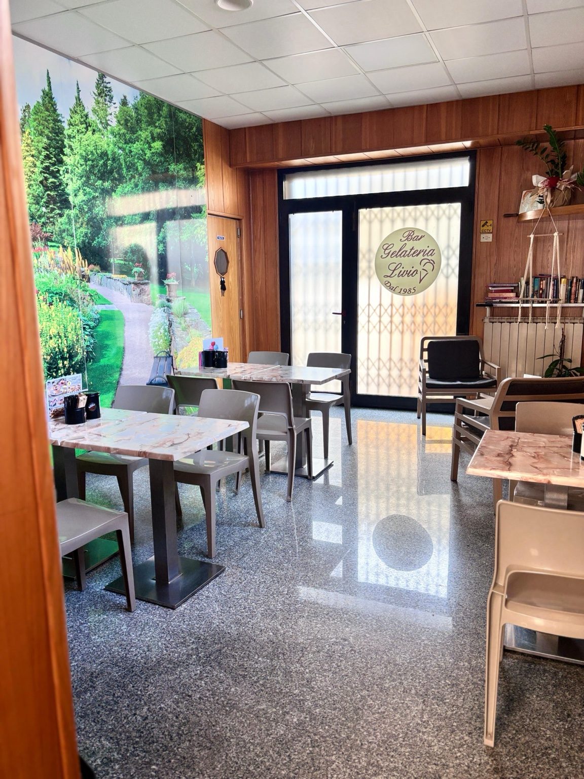 Sala interna con murale e tavoli
