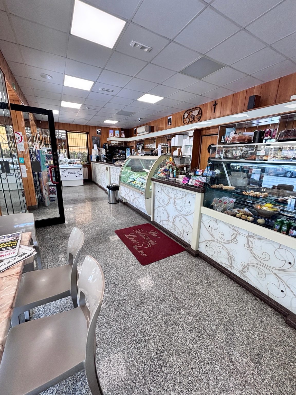 Interno della gelateria con bancone